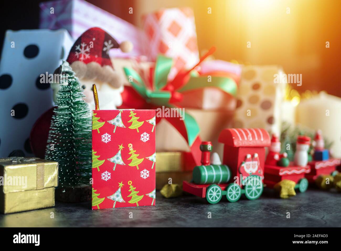 Santa Claus Doll, Geschenkbox präsentieren und christmas Ornament für Weihnachten Gruß saisonale Hintergrund. selektive Fokus Stockfoto