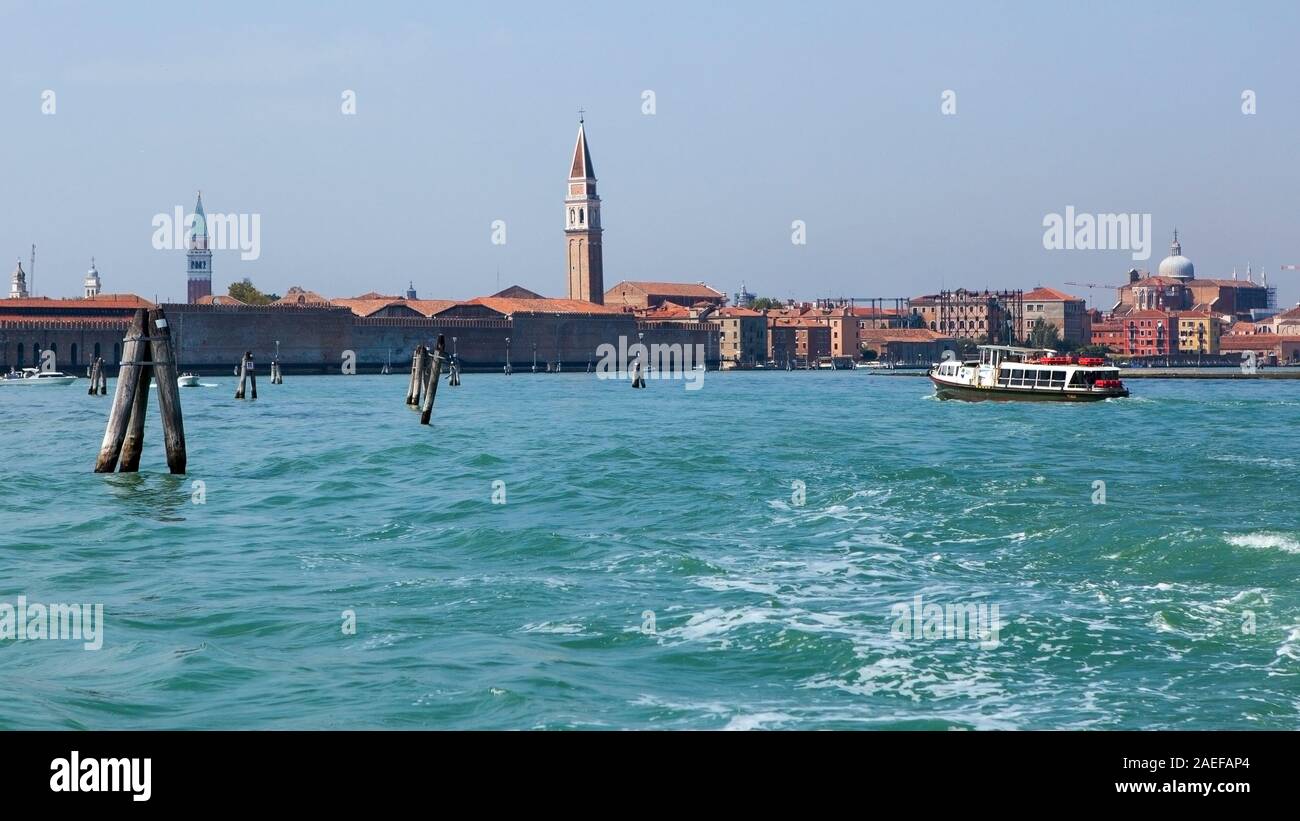 Blick auf die Basilika di San Giogio Maggiore in Venedig bei Tag. Lange Belichtung Foto. Venedig, Italien. Schönen blauen Wasser. Stockfoto Blick auf die Basilika di San Giogio Maggiore in Venedig bei Tag. Lange Belichtung Foto. Venedig, Italien. Schönen blauen Wasser. Stockfoto