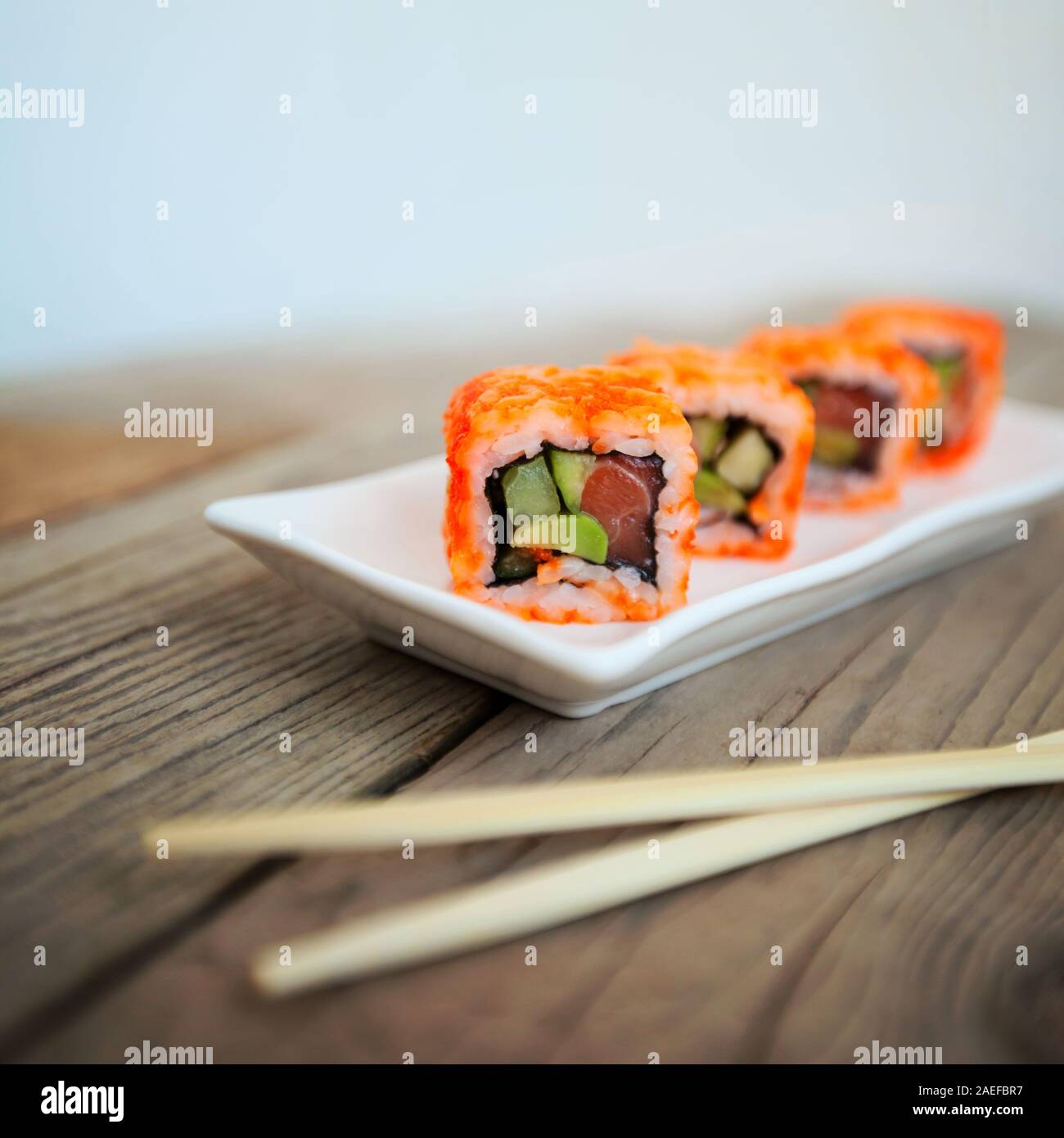 Lecker Sushi mit Stäbchen über Holz- Hintergrund Stockfoto