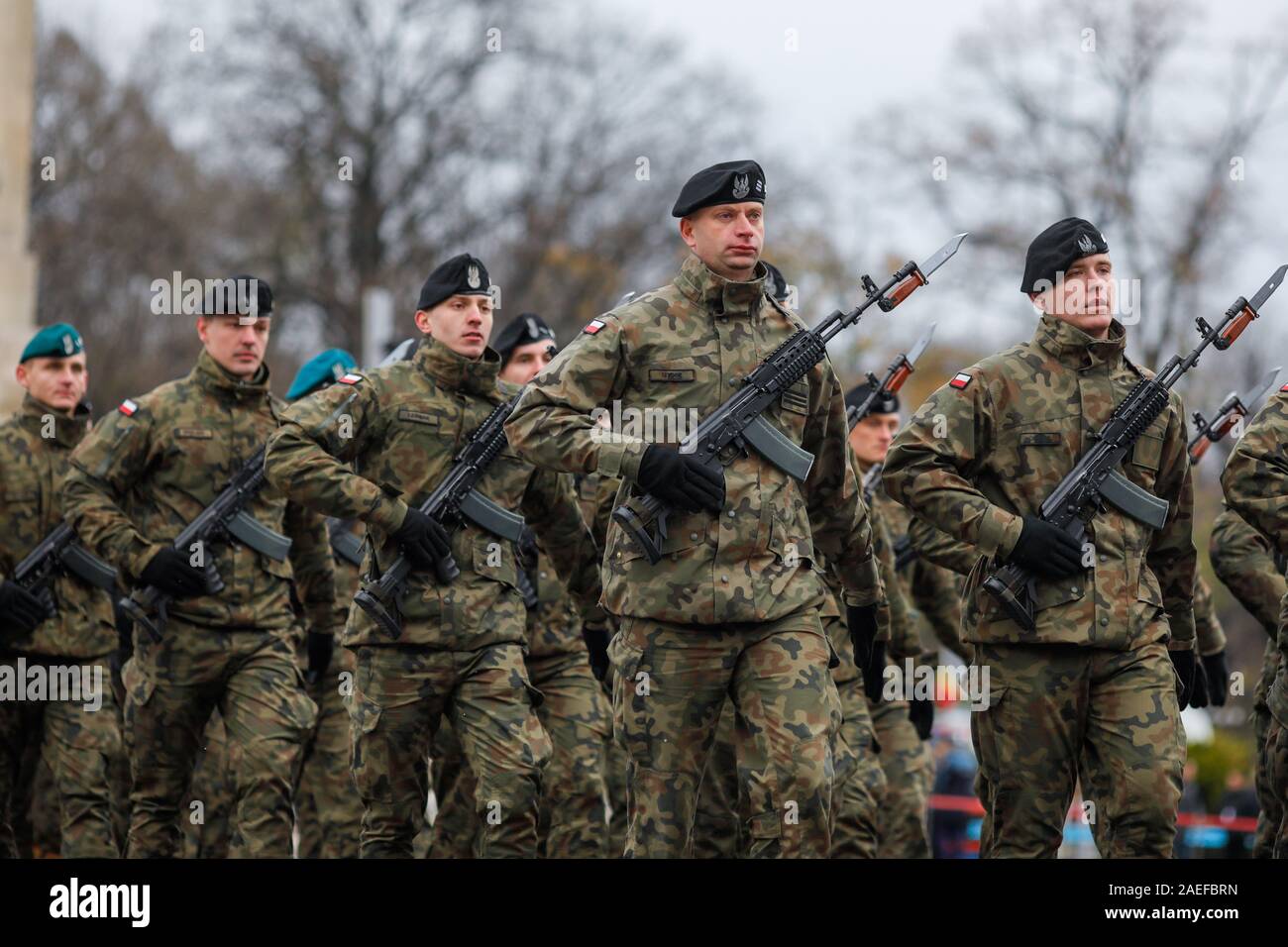Bukarest, Rumänien - Dezember 01, 2019: Polnische Soldaten mit Beryl Sturmgewehren nehmen Sie teil an der rumänischen nationalen Tag militärische Parade. Stockfoto