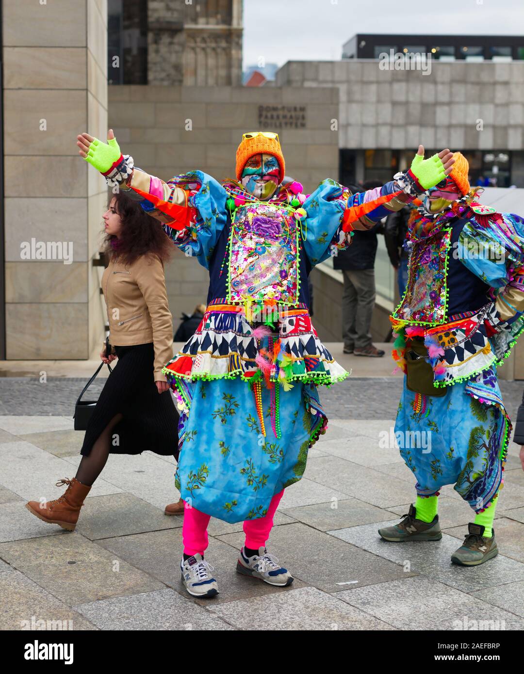 Echten kostümierte Menschen in Karneval Kostüm feiert die Eröffnung der Saison in Köln, Deutschland, 2020 Stockfoto