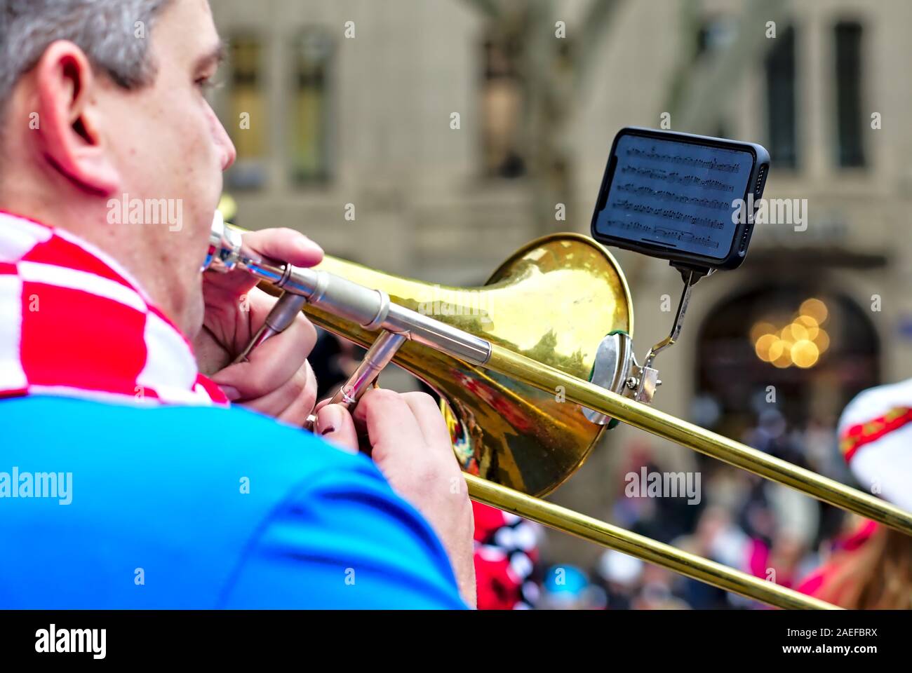 Echten kostümierte Menschen in Karneval Kostüm feiert die Eröffnung der Saison in Köln, Deutschland, 2020 Stockfoto