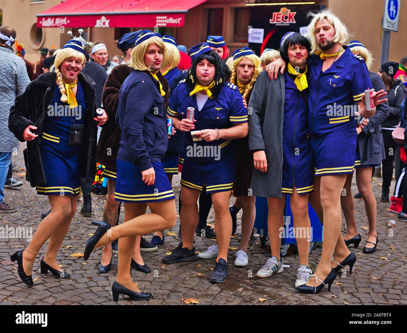 Echten kostümierte Menschen in Karneval Kostüm feiert die Eröffnung der  Saison in Köln, Deutschland, 2020 Stockfotografie - Alamy