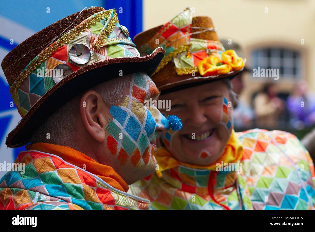 Echten kostümierte Menschen in Karneval Kostüm feiert die Eröffnung der Saison in Köln, Deutschland, 2020 Stockfoto