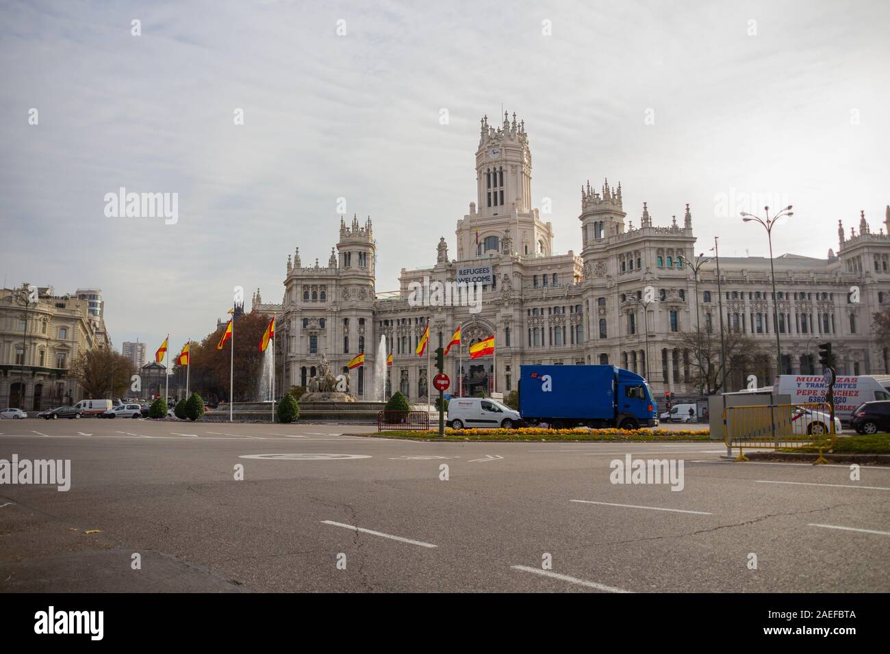 "Die Flüchtlinge Willkommen' auf Palacio de Cibeles in Madrid mit Spanien Fahnen und Trafic 2016 Stockfoto