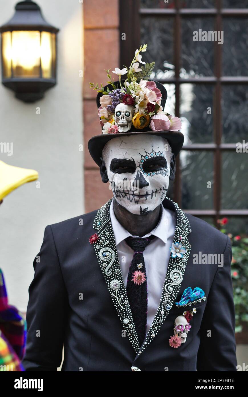 Echten kostümierte Menschen in Karneval Kostüm feiert die Eröffnung der Saison in Köln, Deutschland, 2020 Stockfoto