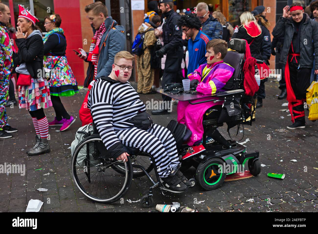 Echten kostümierte Menschen in Karneval Kostüm und Rollstuhl feiert die Eröffnung der Saison in Köln, Deutschland, 2020 Stockfoto