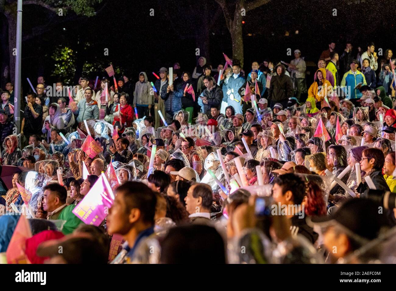 Taiwan Wahl 2020: Taiwan gewinnen. Präsident Kandidat Tsai Ing-Wen treffen in Taipei Daan Park. Mit ihr, der in der vorderen Linie, die jungen Kandidaten für die Parlamentswahlen. Stockfoto