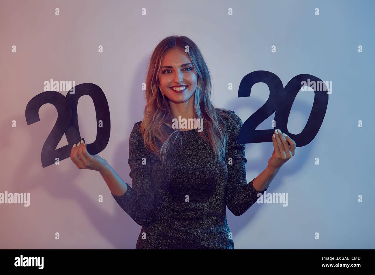 Taille bis Porträt der schönen jungen Frau mit 2020 Zeichen während der Weihnachtsfeier in Nachtclub Stockfoto