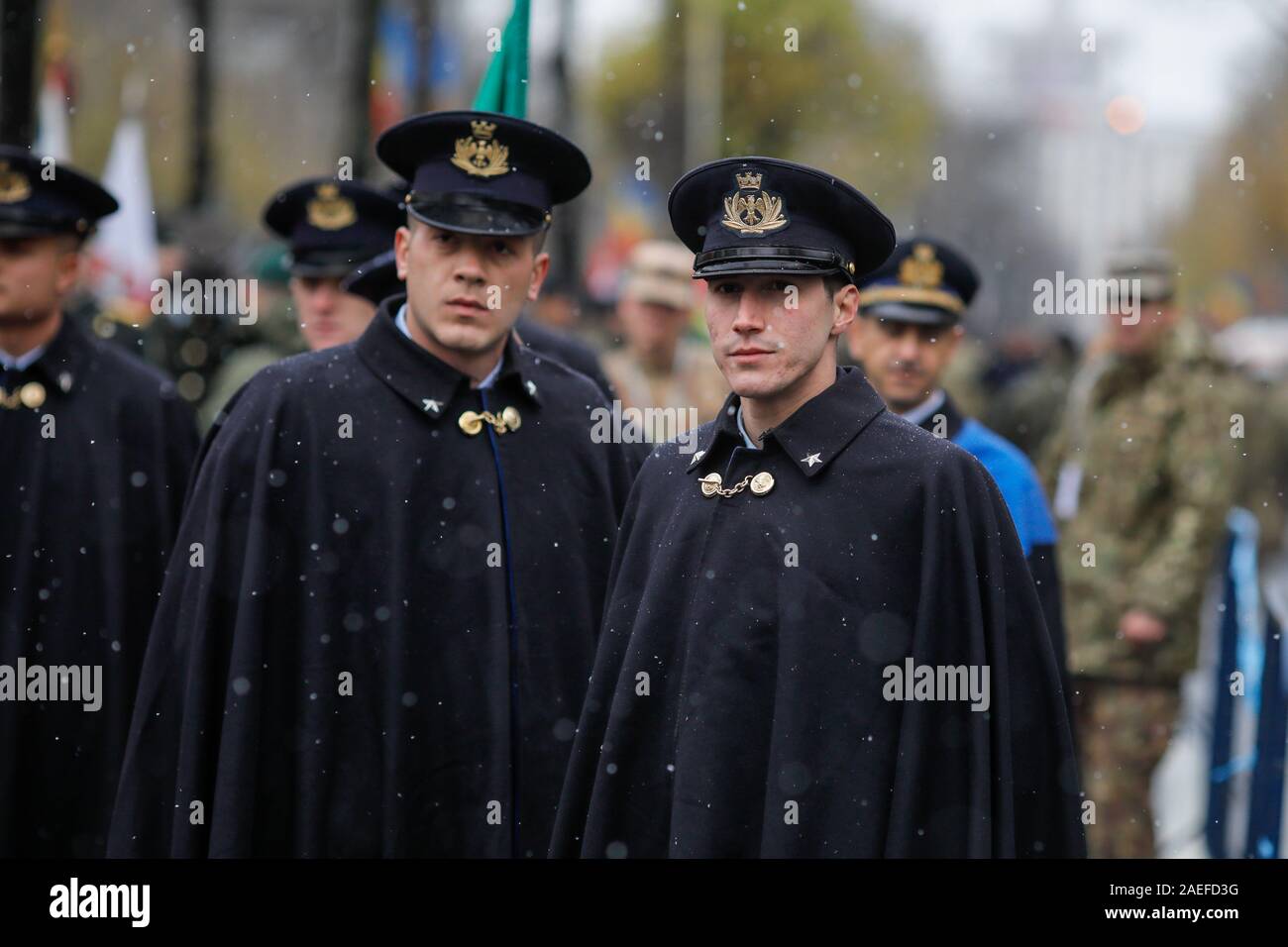 Bukarest, Rumänien - Dezember 01, 2019: Italienische Soldaten in den zeremoniellen Uniformen Teil an der rumänischen nationalen Tag militärische Parade nehmen während eines verschneiten Stockfoto