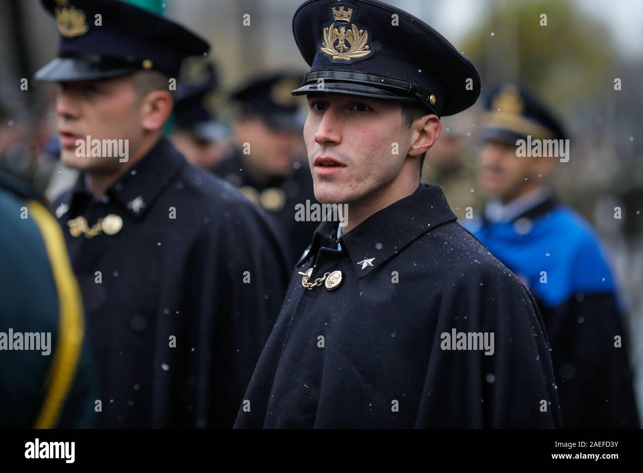 Bukarest, Rumänien - Dezember 01, 2019: Italienische Soldaten in den zeremoniellen Uniformen Teil an der rumänischen nationalen Tag militärische Parade nehmen während eines verschneiten Stockfoto