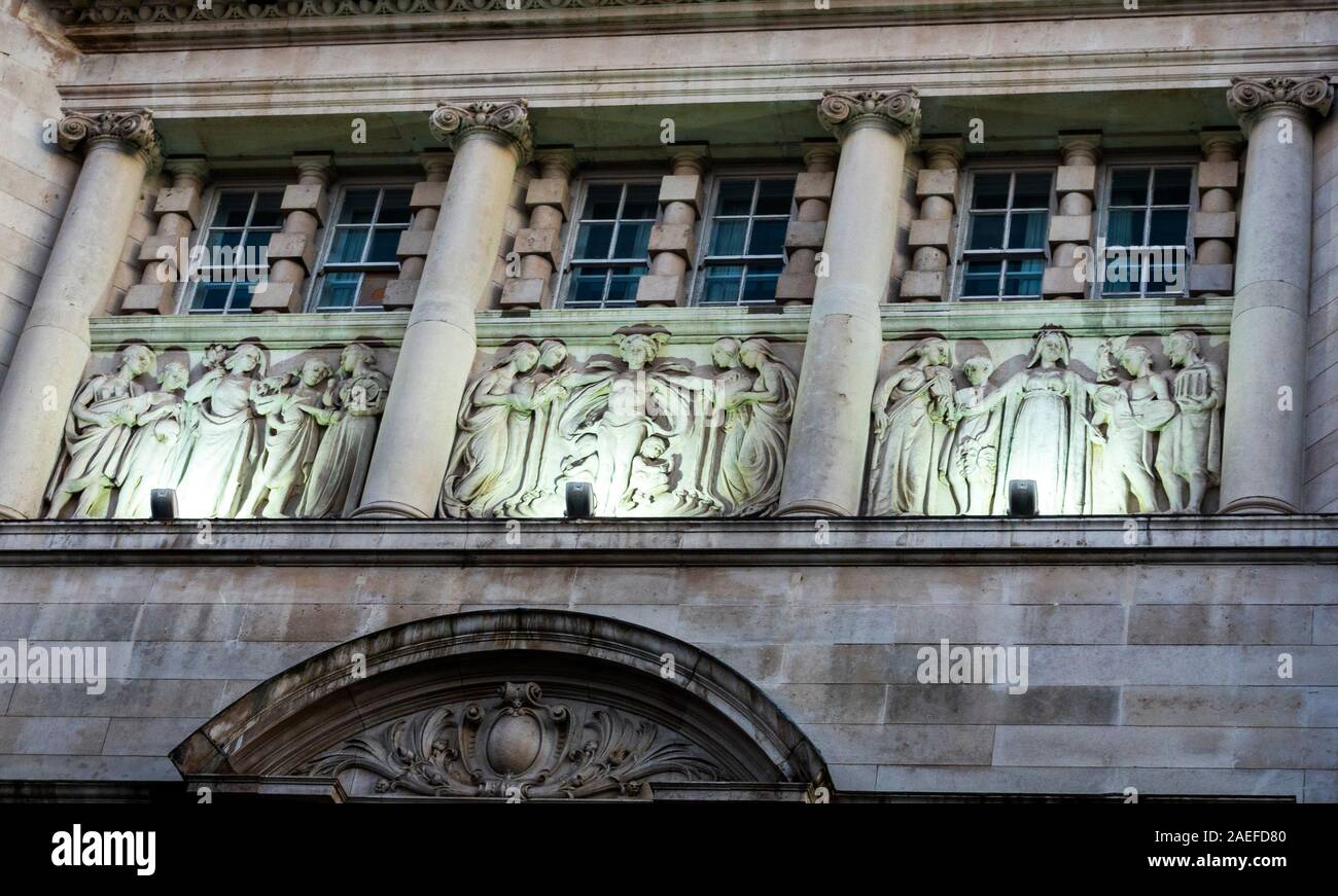 Bas-relief Abbildungen auf einer außerhalb des Aloft Hotel in Liverpool, Großbritannien Stockfoto