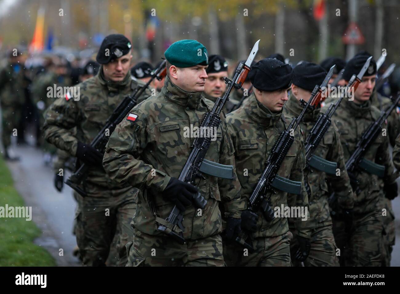 Bukarest, Rumänien - Dezember 01, 2019: Polnische Soldaten mit Beryl Sturmgewehren nehmen Sie teil an der rumänischen nationalen Tag militärische Parade. Stockfoto