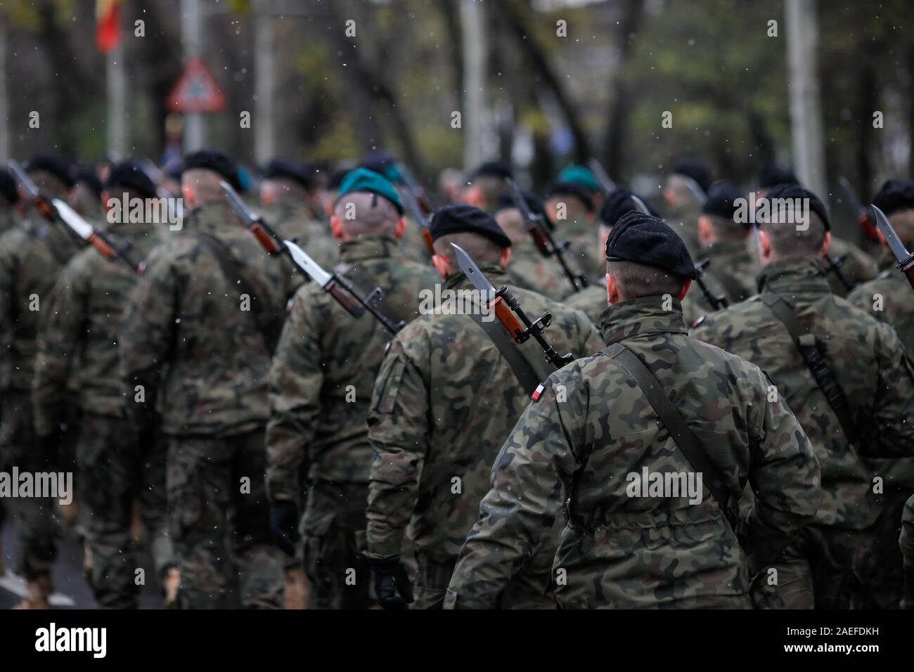 Bukarest, Rumänien - Dezember 01, 2019: Polnische Soldaten mit Beryl Sturmgewehren nehmen Sie teil an der rumänischen nationalen Tag militärische Parade. Stockfoto