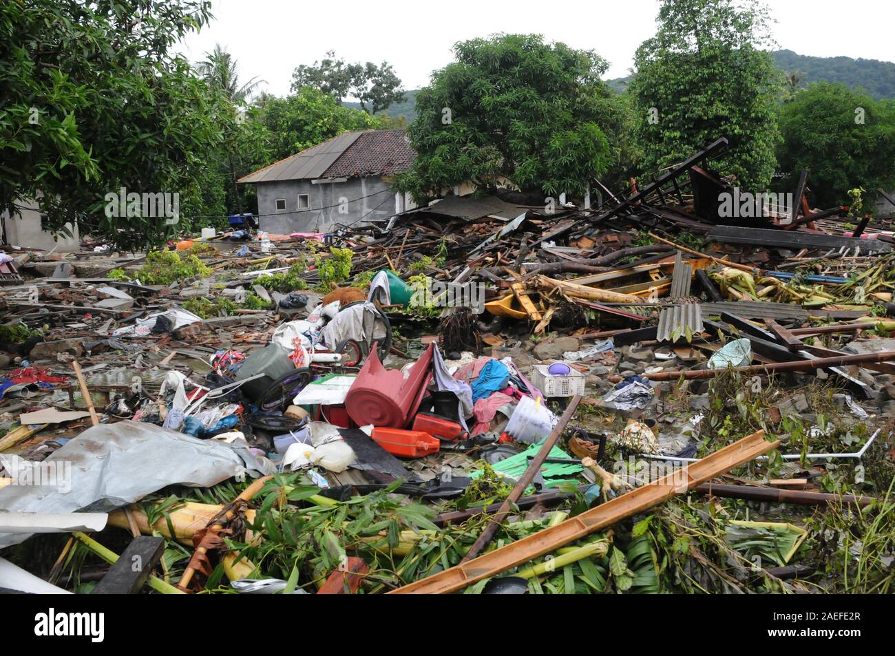 Flutopfer sammelt Gegenstände von einer beschädigten Hauses in Carita Bezirk, Provinz Banten, Indonesien am 28. Dezember 2018 Stockfoto