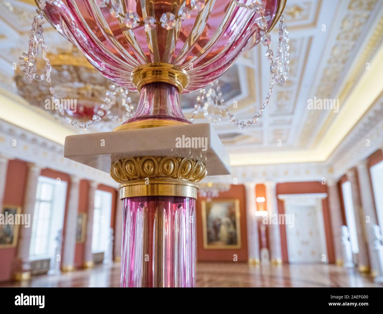 Innenraum des Grand Palace in Tsaritsyno; Catherine Festsaal; Ballsaal; die russische Kultur und Erbe; Crystal Stehleuchte Stockfoto