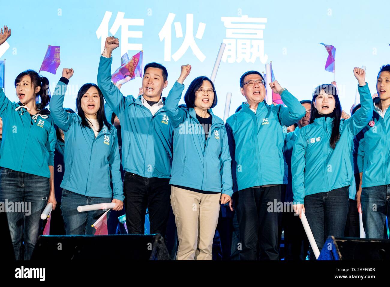 Taiwan Wahl 2020: Taiwan gewinnen. Präsident Kandidat Tsai Ing-Wen treffen in Taipei Daan Park. Mit ihr, der in der vorderen Linie, die jungen Kandidaten für die Parlamentswahlen. Stockfoto