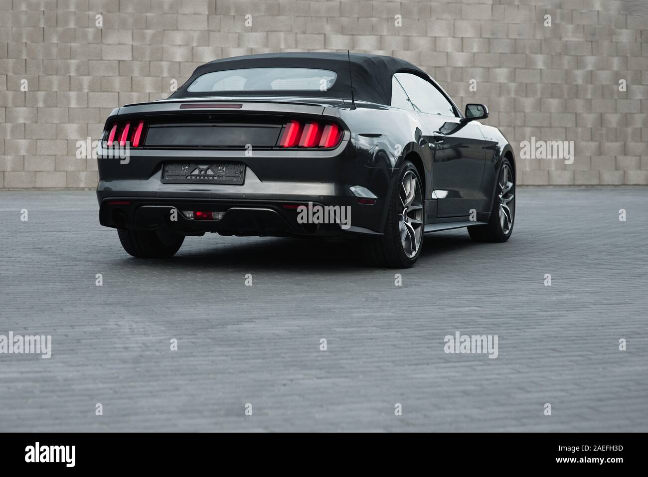 Graue American Muscle Car Ford Mustang GT mit Änderungen stehen alnone in der City Mall Parkplatz. Stockfoto