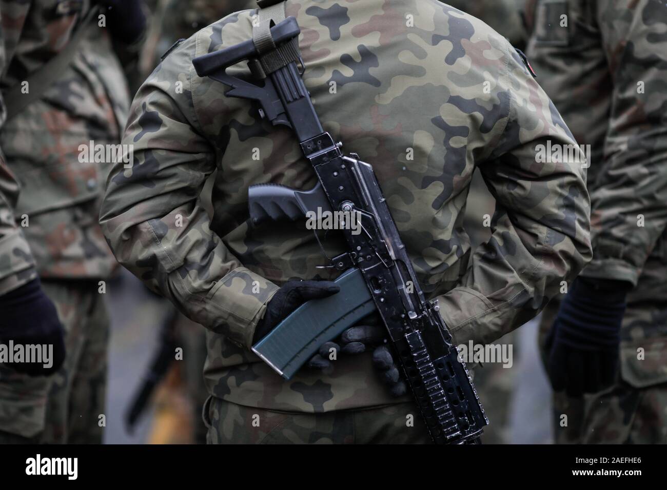 Der Polnische Soldat bewaffnet mit Beryl Sturmgewehr in der rumänischen nationalen Tag militärische Parade Stockfoto