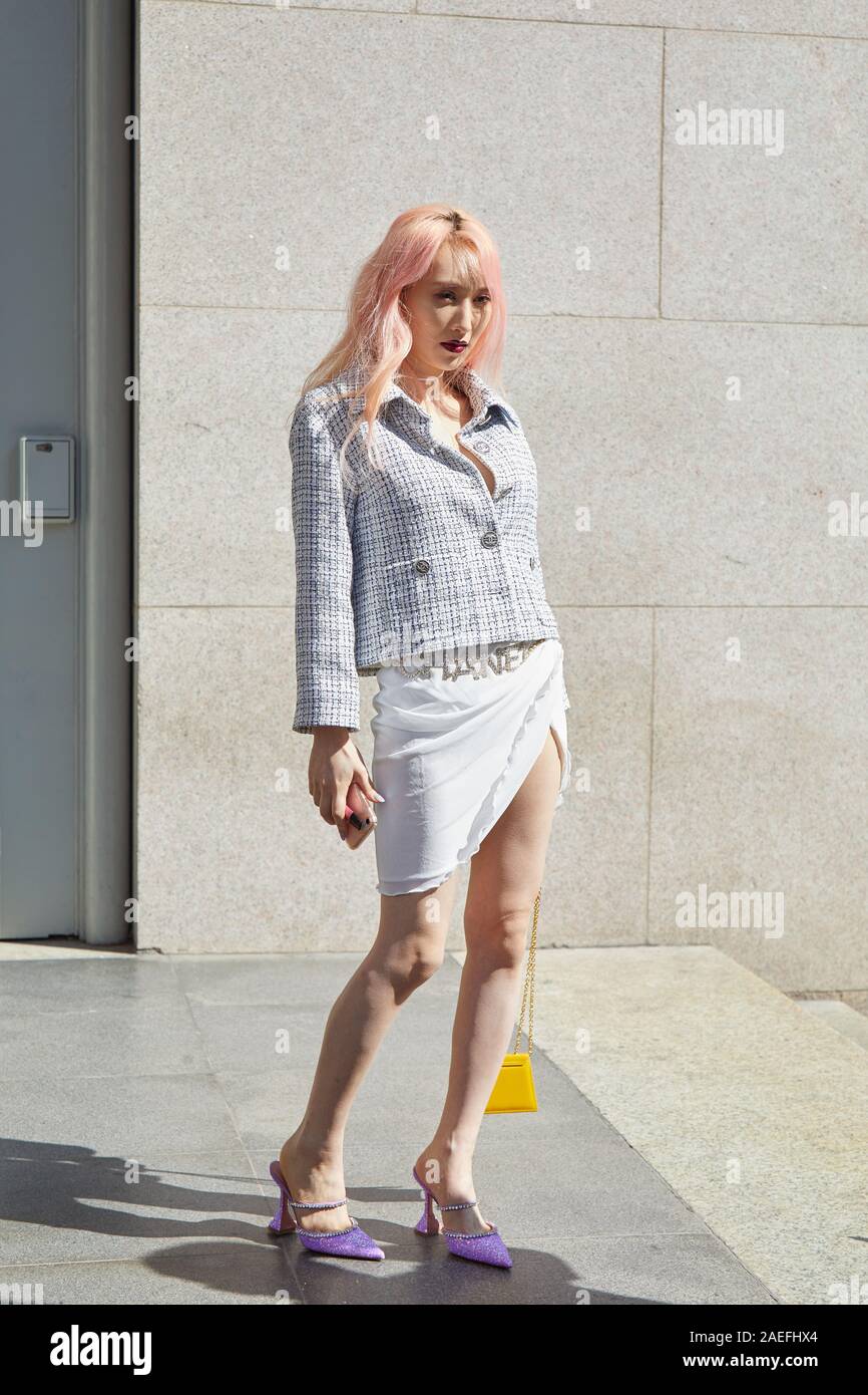 Mailand, Italien - 21 SEPTEMBER 2019: Frau mit Chanel Jacke, Gürtel und Purple glitter High Heel Schuhe vor dem Msgm fashion show, Mailand Fashion Week stre Stockfoto