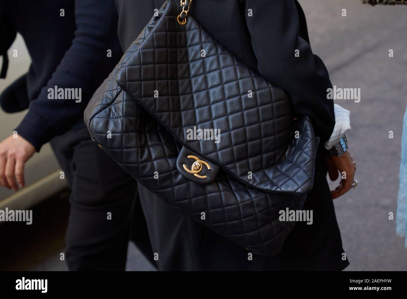 Mailand, Italien - 21 SEPTEMBER 2019: Frau mit großen schwarzen Leder  Chanel Tasche, bevor Ermanno Scervino fashion show, Mailand Fashion Week  street style Stockfotografie - Alamy
