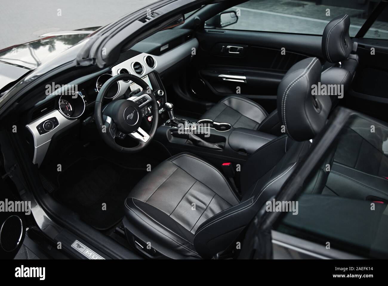 Kaunas, Litauen - 4. Mai 2019: Ford Mustang GT grau schwarzen Interieur Stockfoto