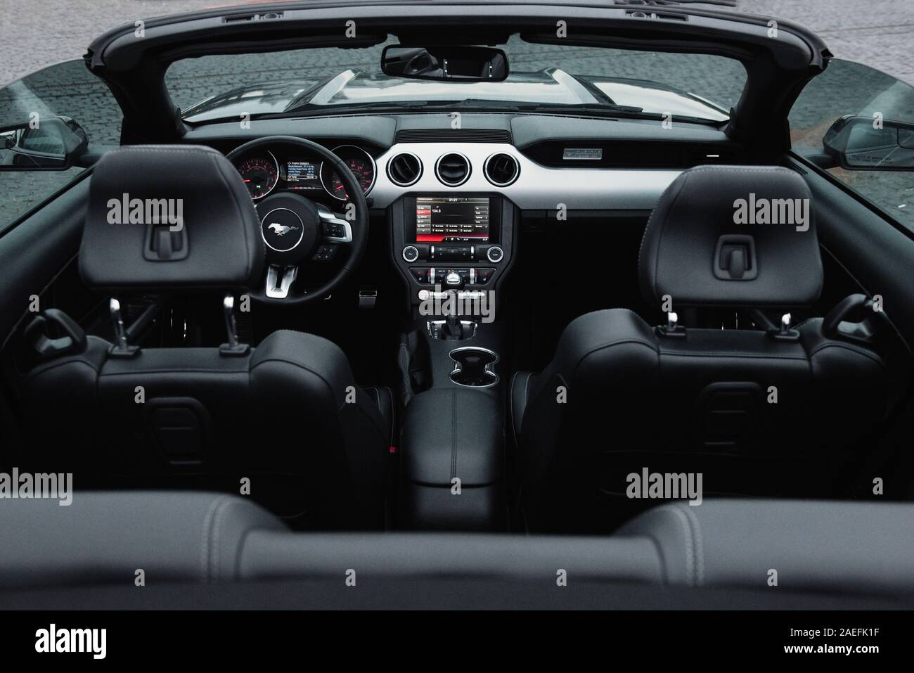 Kaunas, Litauen - 4. Mai 2019: Ford Mustang GT grau schwarzen Interieur Stockfoto