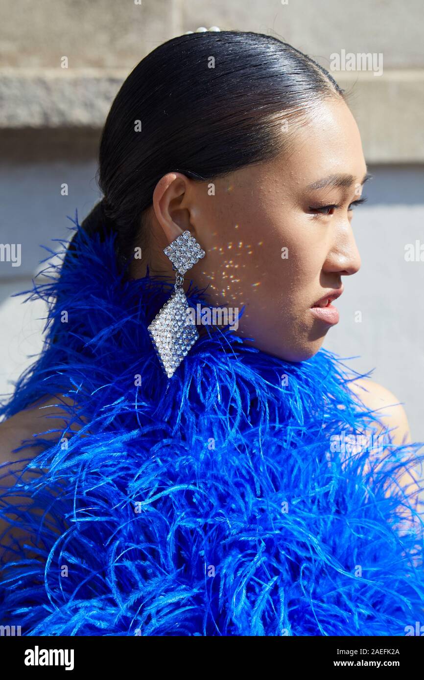 Mailand, Italien - 21 SEPTEMBER 2019: Frau mit blauen Federn Shirt und Ohrringe mit Diamanten vor ermanno Scervino fashion show, Mailand Fashion Week s Stockfoto