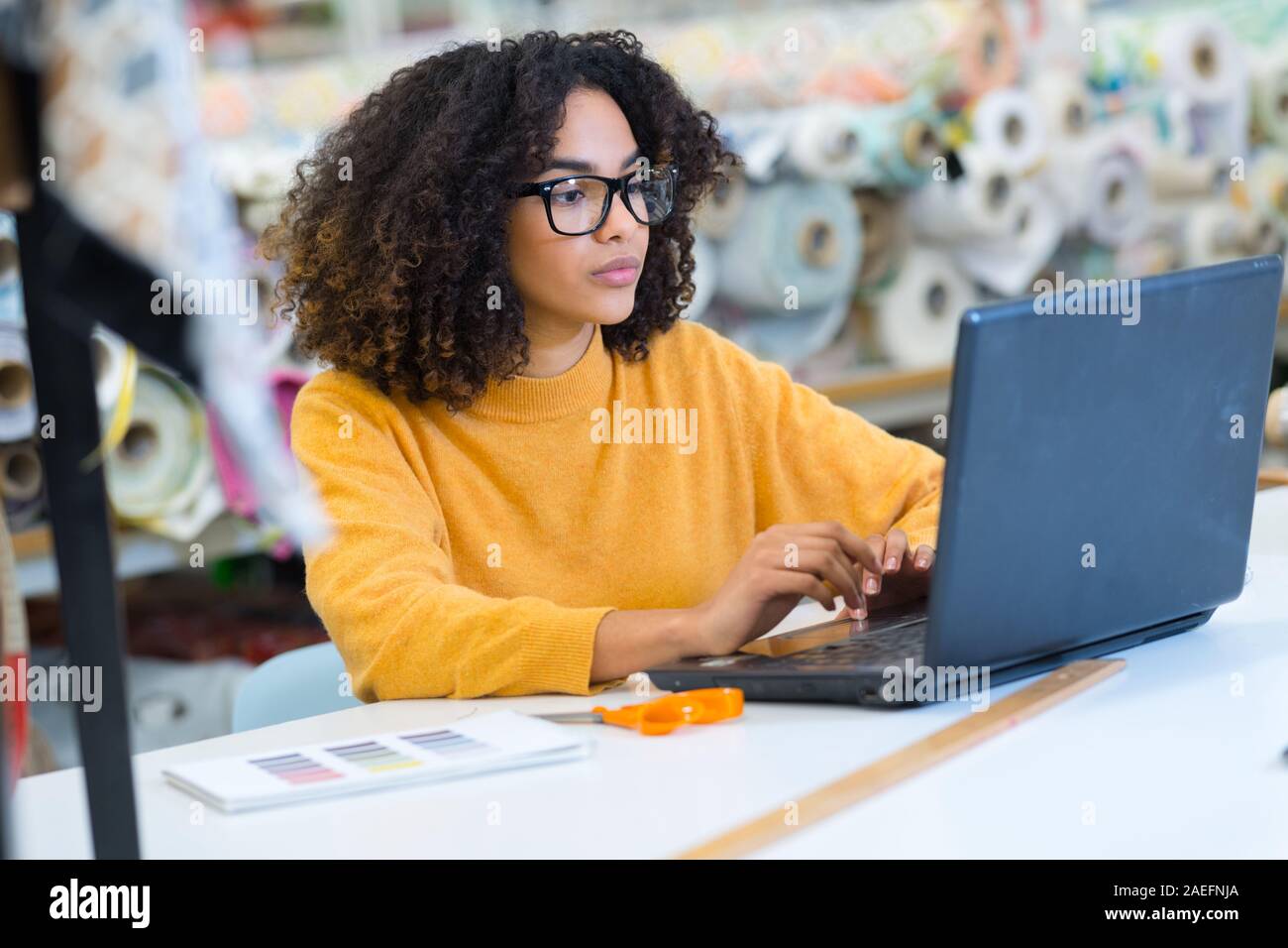 Young Fashion Designer arbeiten im Büro Stockfoto