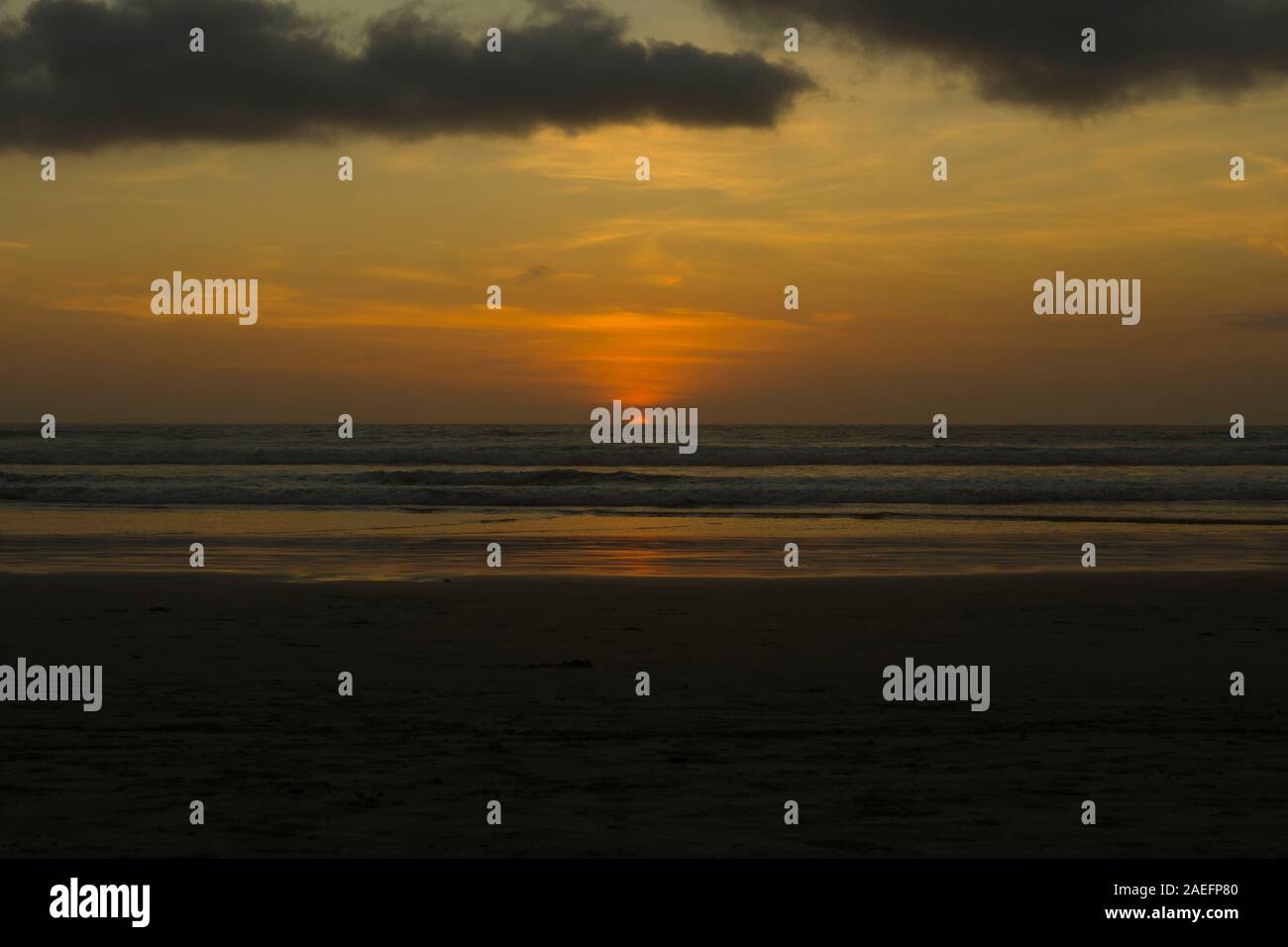 Golden Sunset am Dreamland Beach, Klapa New Kuta Beach, Pecatu, South Kuta, Badung Bali Stockfoto
