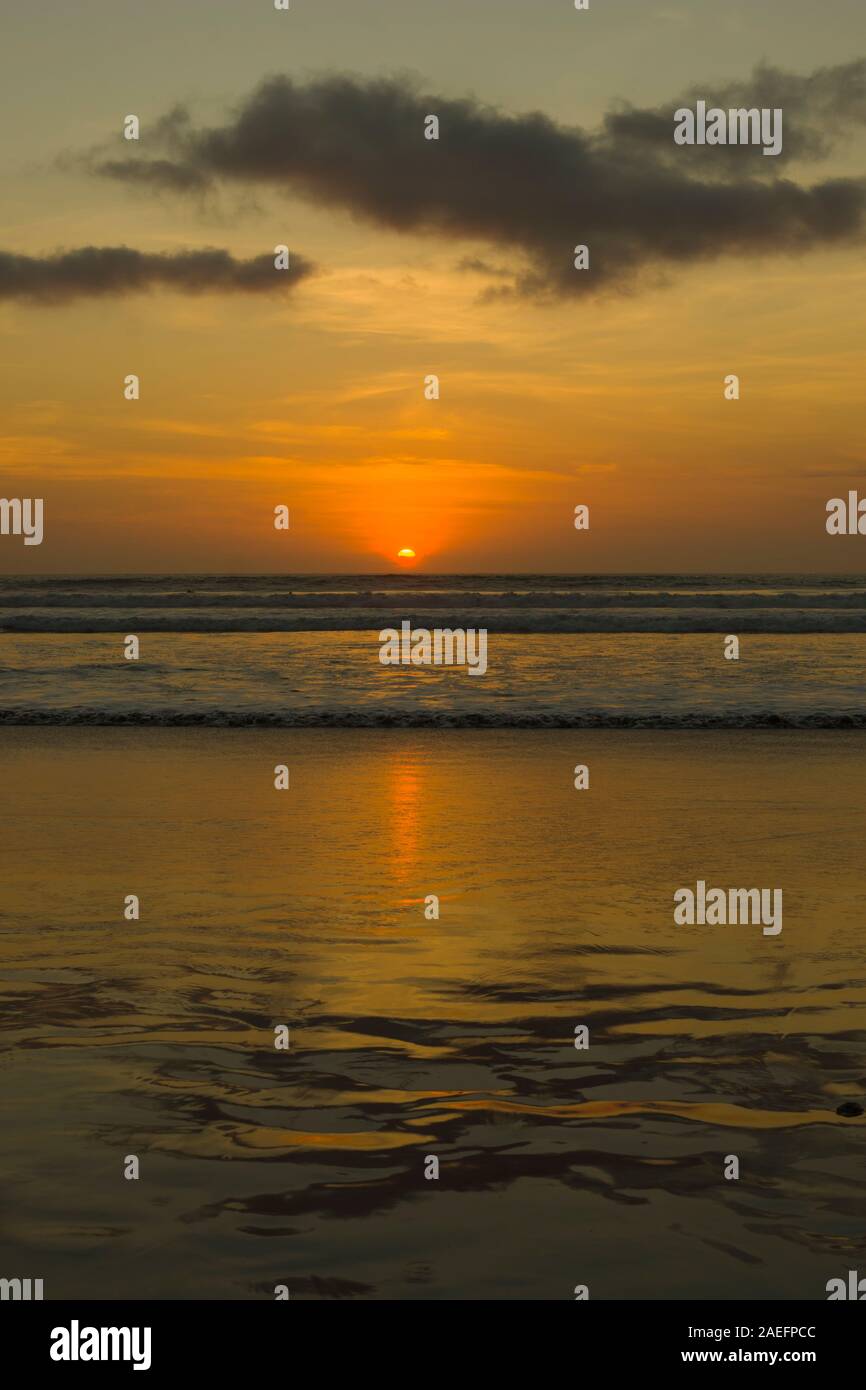 Golden Sunset am Dreamland Beach, Klapa New Kuta Beach, Pecatu, South Kuta, Badung Bali Stockfoto