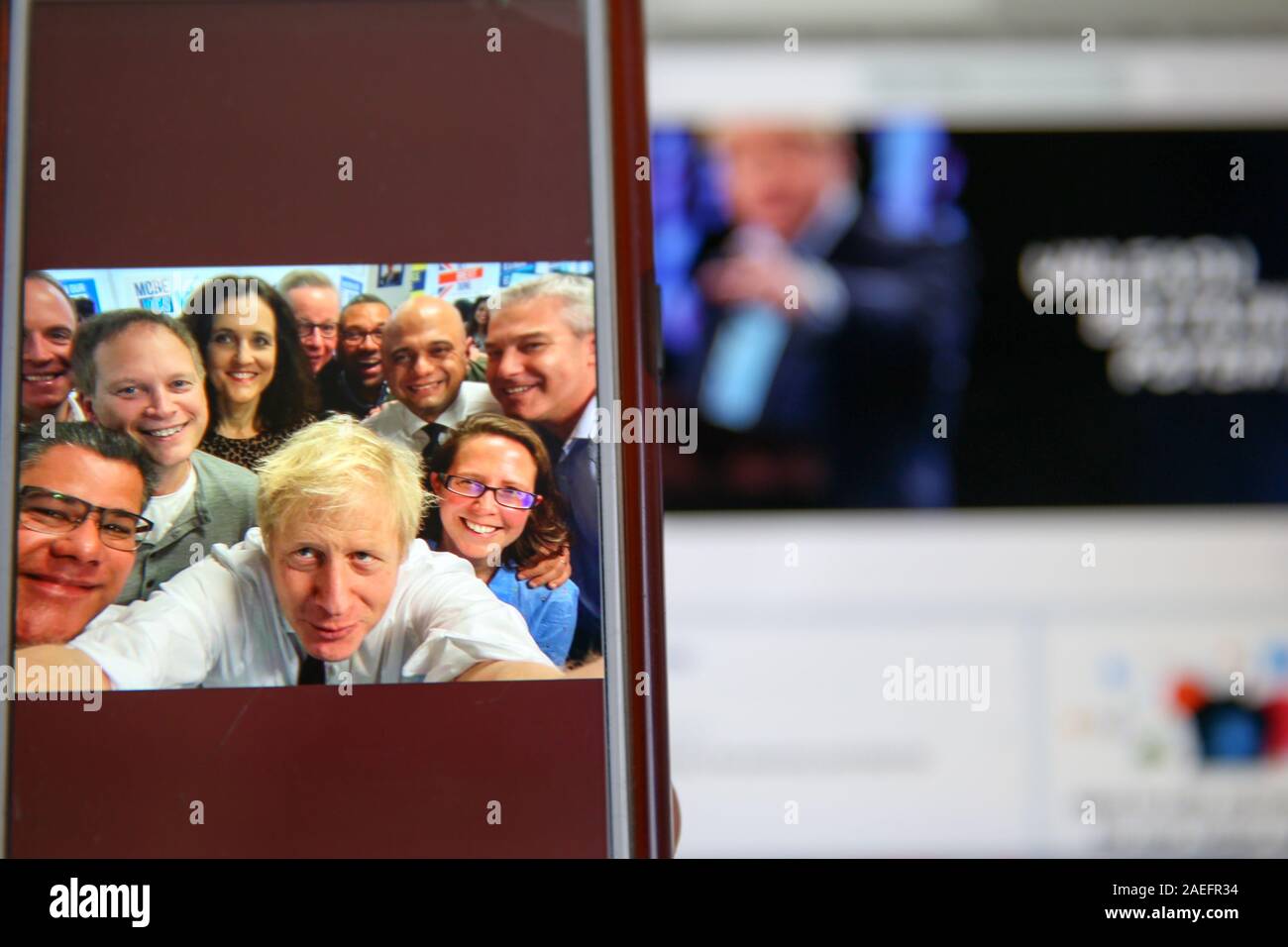 In diesem Foto Illustration einen Tweet von Boris Johnson, Premierminister des Vereinigten Königreichs und der Führer der Konservativen Partei, zeigte ihm ein selfie mit dem Kabinett Mitglieder der Konservativen Partei HQ in Central London, 29 im Bundestagswahlkampf. Die Briten gehen zu den Abstimmungen am 12. Dezember in einer allgemeinen Wahl. Stockfoto