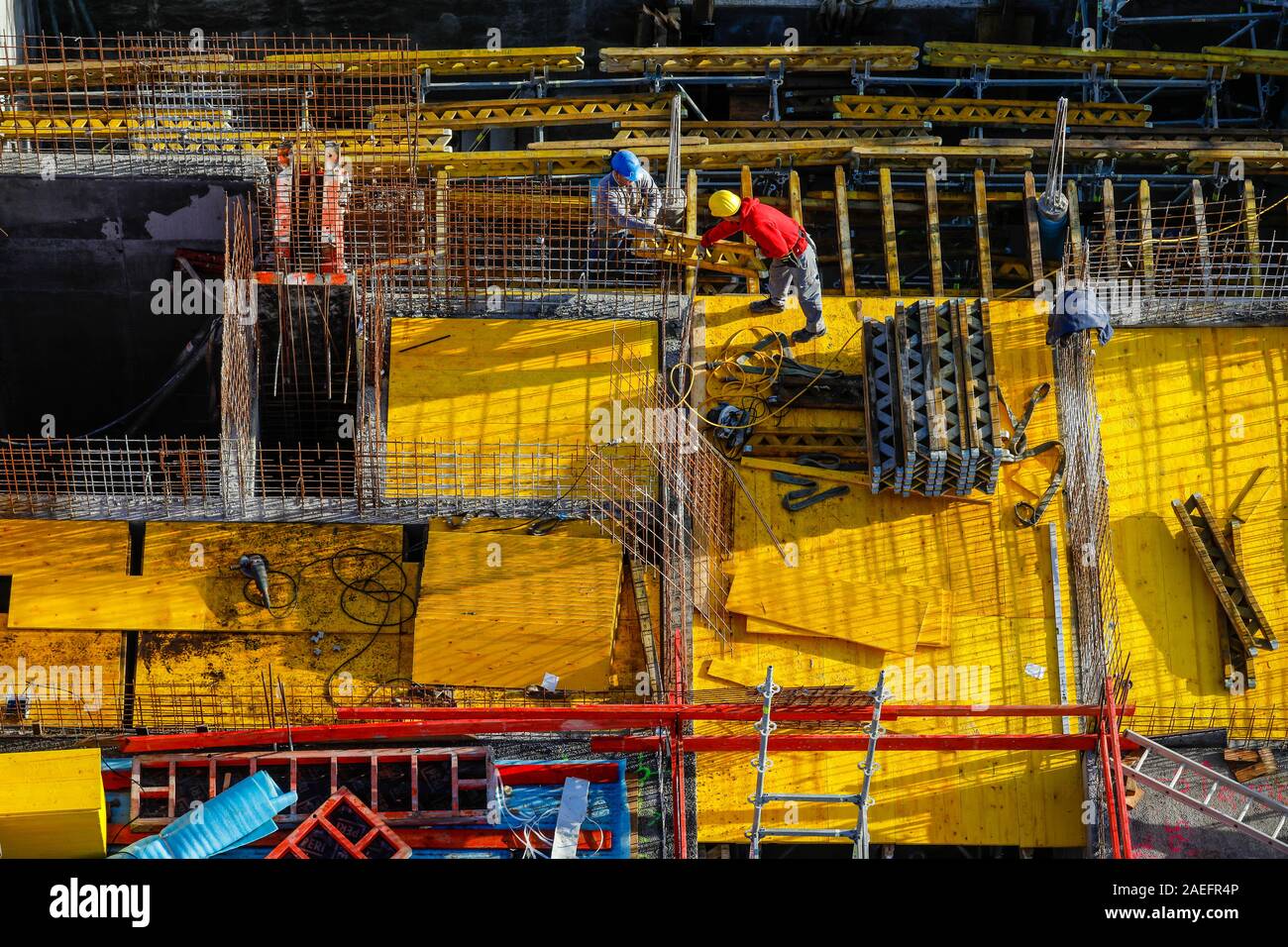 Oberhausen, Ruhrgebiet, Nordrhein-Westfalen, Deutschland - Bauarbeiter arbeiten auf Beton Schalung auf der Baustelle. Oberhausen, Ruh Stockfoto