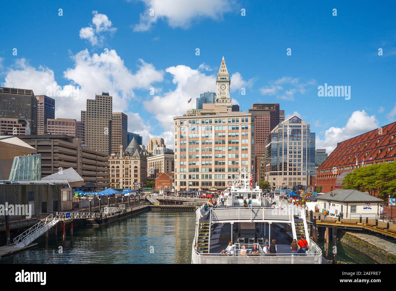 Blick auf den Financial District entlang Long Wharf, einem historischen Pier in Boston, Massachusetts, New England, USA, mit einem Passagier Schiff vertäut Stockfoto