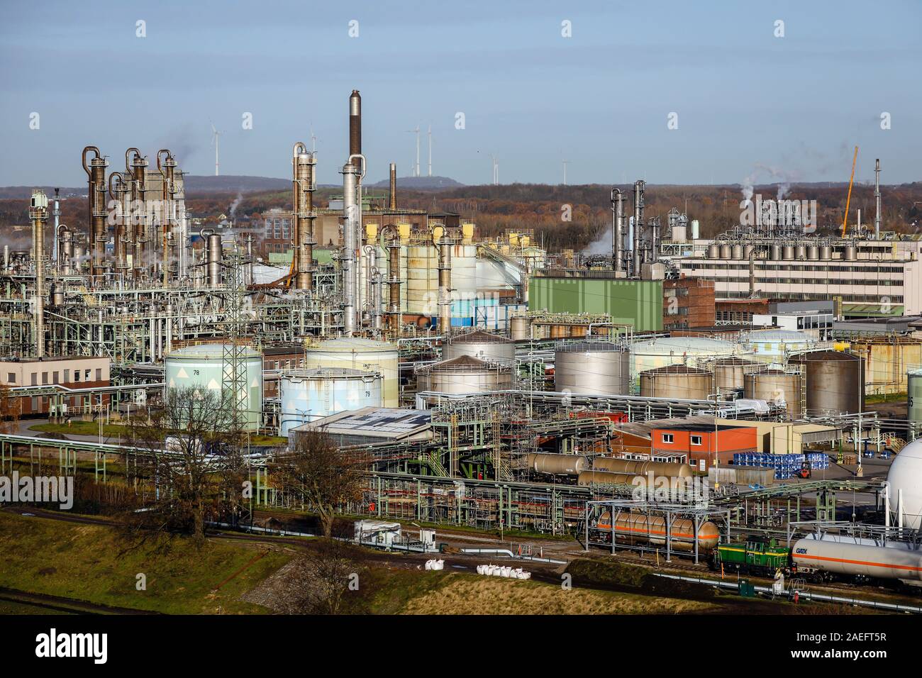 Oberhausen, Ruhrgebiet, Nordrhein-Westfalen, Deutschland - OXEA der Ruhrchemie Oberhausen, mit Windkraftanlagen auf der Rückseite. Oberhausen, Ruhrgebi Stockfoto