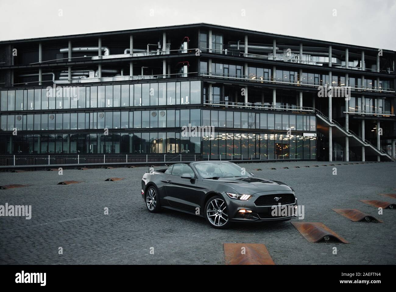 Kaunas, Litauen - Mai 4, 2019: Grau Ford Mustang cupe im Stadtzentrum geparkt. Stockfoto