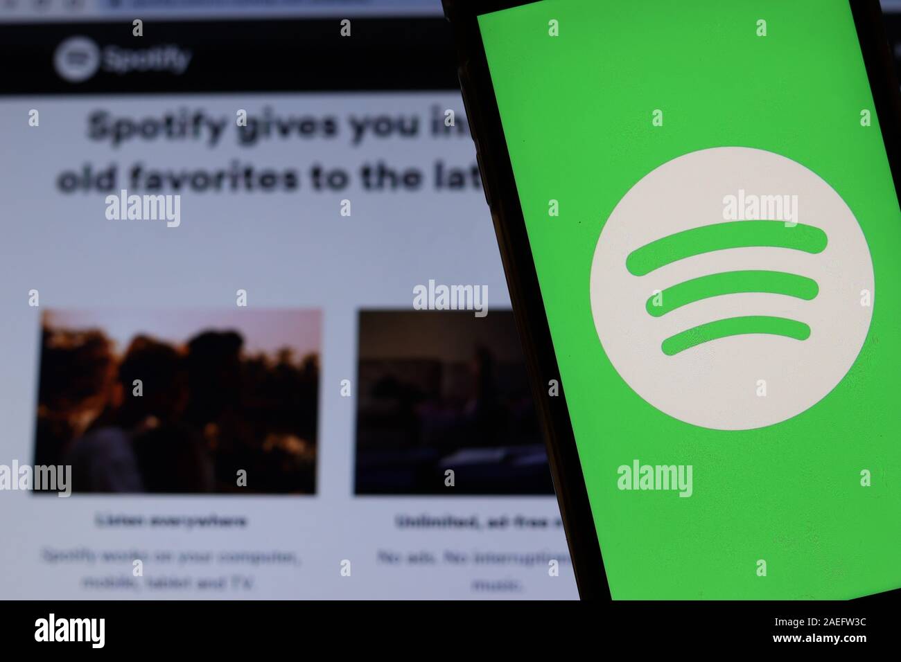 Los Angeles, USA - 10. März 2020: Spotify-App-Logo auf dem Telefonbildschirm Nahaufnahme mit Website auf verschwommem Hintergrund, Illustrative Editorial Stockfoto