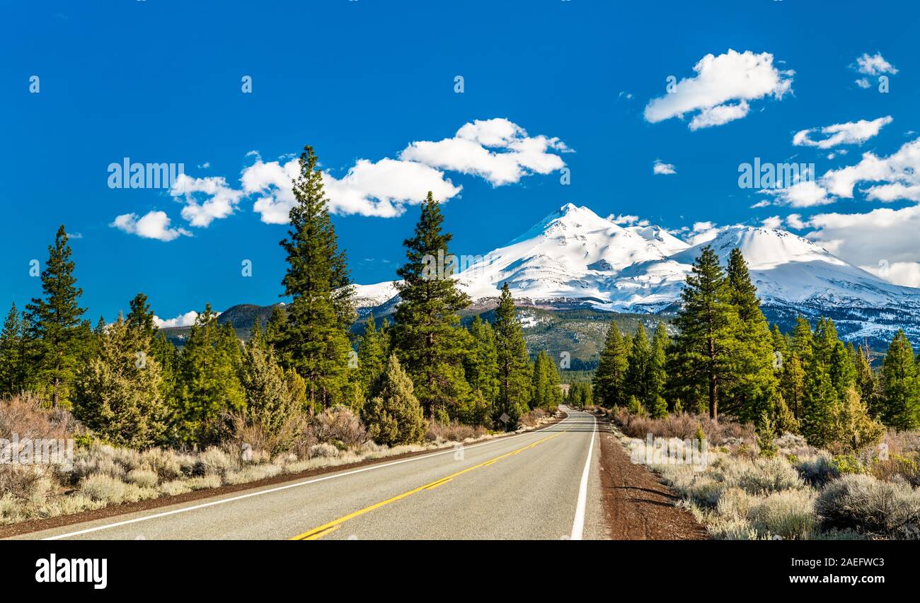 Straße in Richtung Mounts Shasta und Shastina in Kalifornien Stockfoto