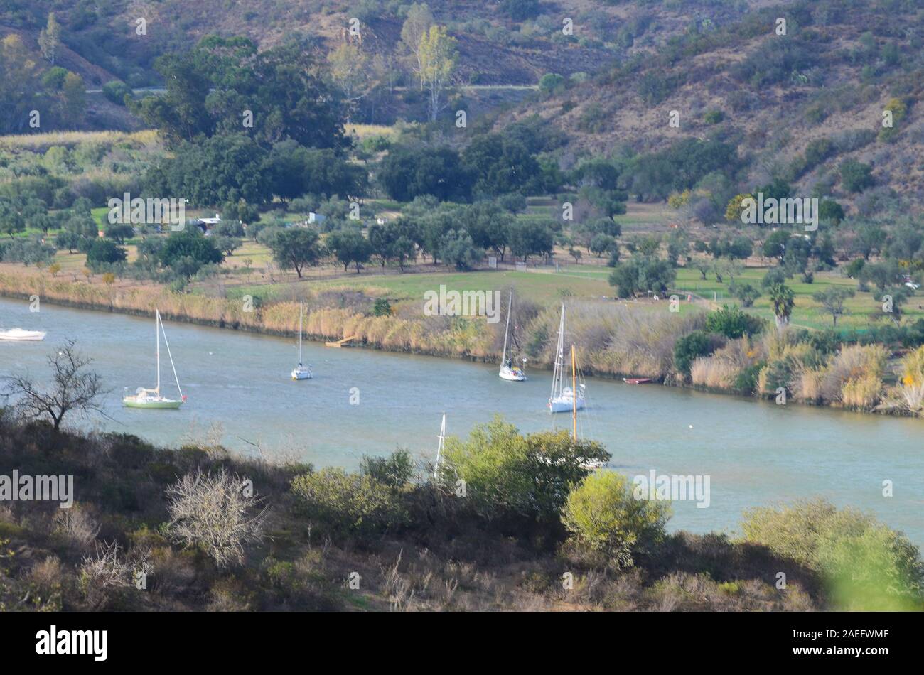 Segelboote in der unteren Fluss Guadiana, der die Grenze zwischen Portugal und Spanien serviert Stockfoto