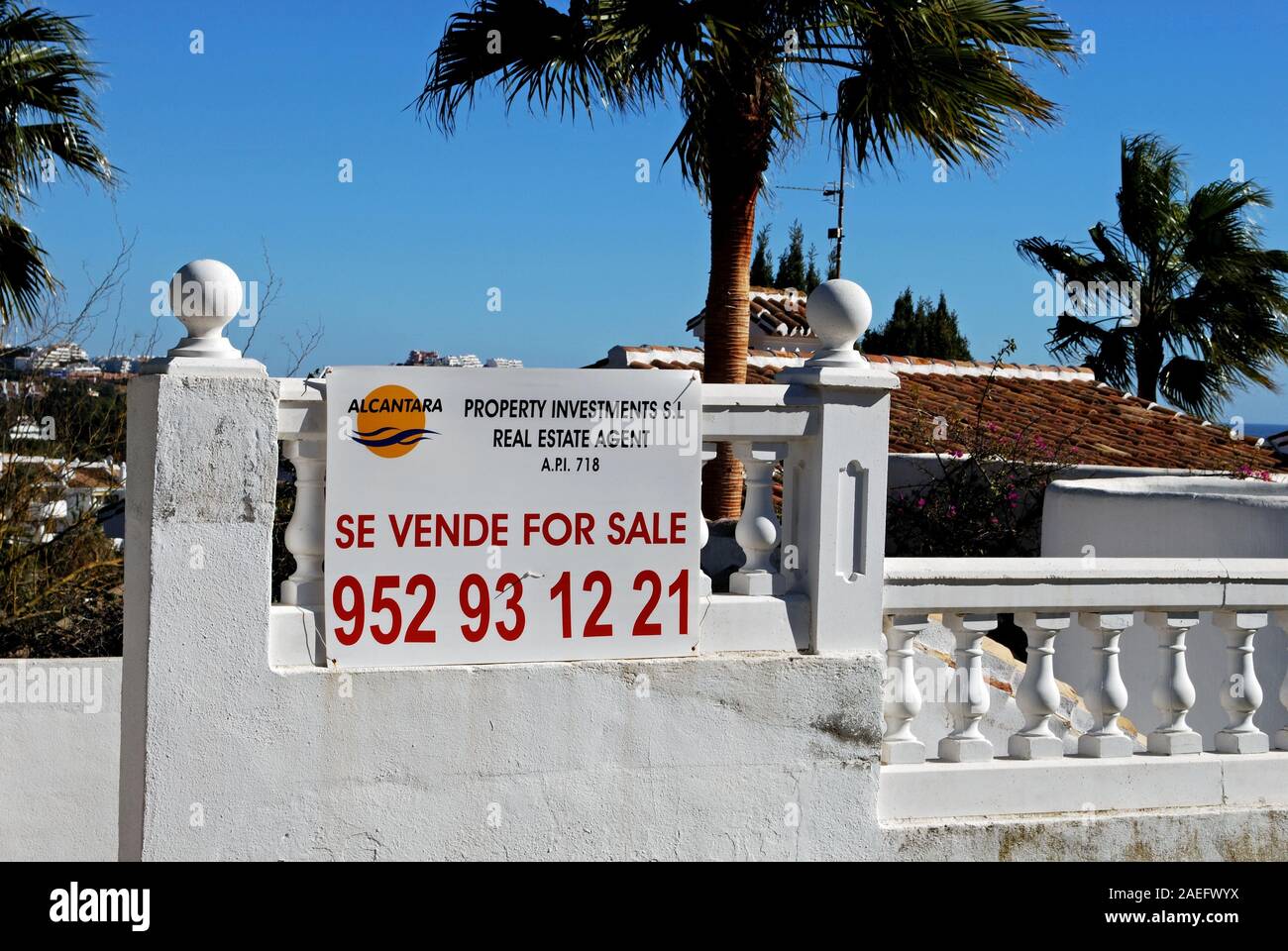 Für Verkauf Zeichen auf Villa Wall, Calahonda, Costa del Sol, Provinz Malaga, Andalusien, Spanien, Europa. Stockfoto