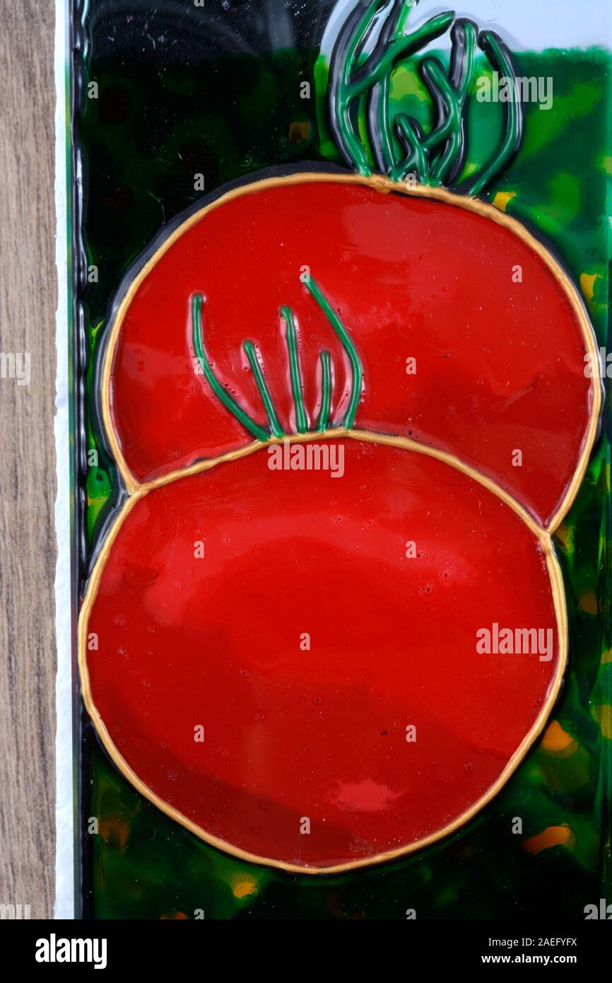 Glas rot lackiert Tomaten auf einen Spiegel. Stockfoto