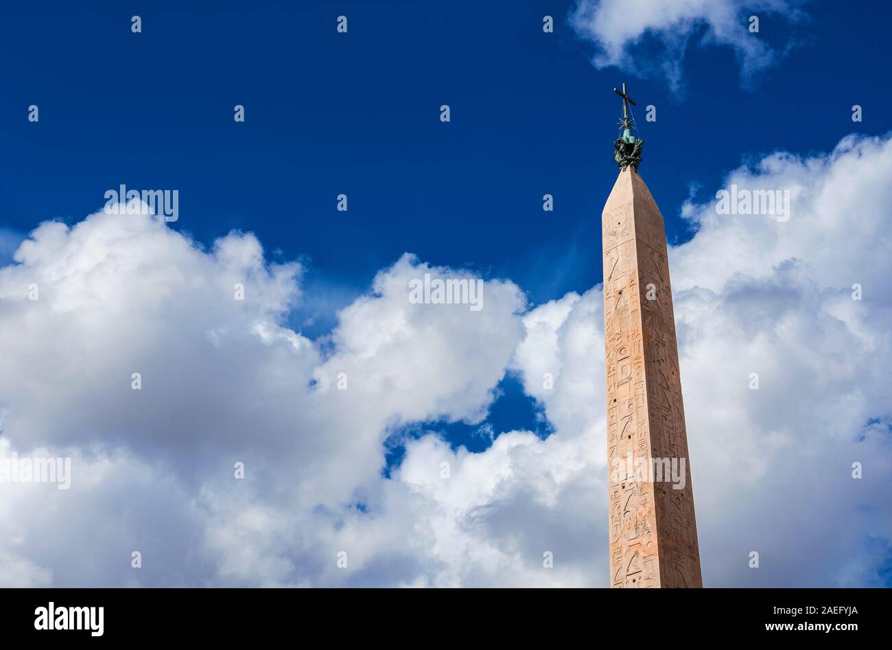 Alte Lateranbasilika Obelisk unter Wolken, erbaut während der Pharao Thutmosis III. Herrschaft (15. Jahrhundert v. Chr.) und nach Rom gebracht von Kaiser Constantius II. Es ist La Stockfoto