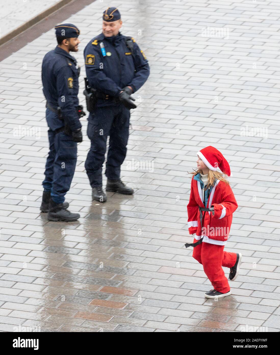 Stockholm, Schweden. 8. Dezember, 2019. Stockholm Santa ausführen, wird ein spendenlauf für Jedermann Stockfoto