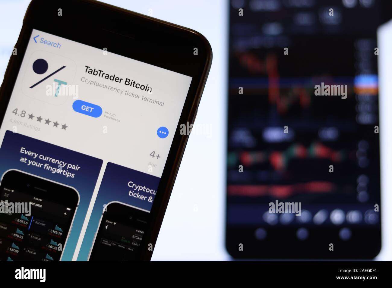 Los Angeles, Kalifornien, USA - 21. November 2019: TabTrader Bitcoin Logo auf dem Bildschirm "Telefon" mit Symbol auf Laptop auf unscharfen Hintergrund, Illustrative Editori Stockfoto