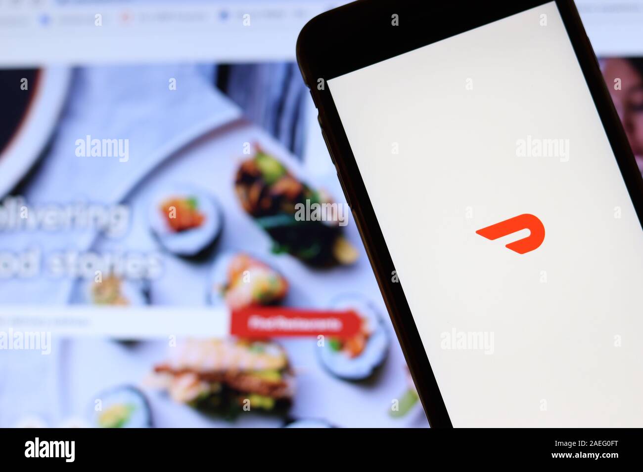 Los Angeles, Kalifornien, USA - 21. November 2019: Doordash Logo auf dem Bildschirm "Telefon" mit Symbol auf Laptop auf unscharfen Hintergrund, Illustrative Editorial. Stockfoto