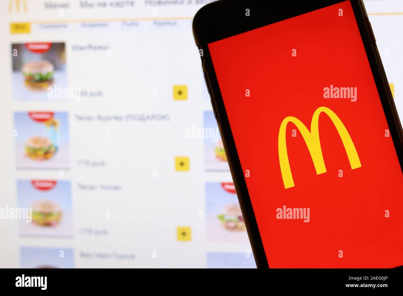 Los Angeles, Kalifornien, USA - 21. November 2019: McDonalds Logo auf dem Bildschirm "Telefon" mit Symbol auf Laptop auf unscharfen Hintergrund, Illustrative Editorial. Stockfoto