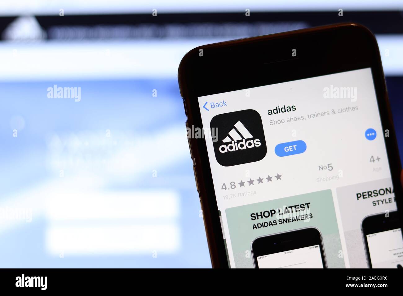 Los Angeles, Kalifornien, USA - 26. November 2019: Adidas App Symbol auf dem Telefondisplay mit Logo auf unscharfen Hintergrund, Illustrative Editorial. Stockfoto