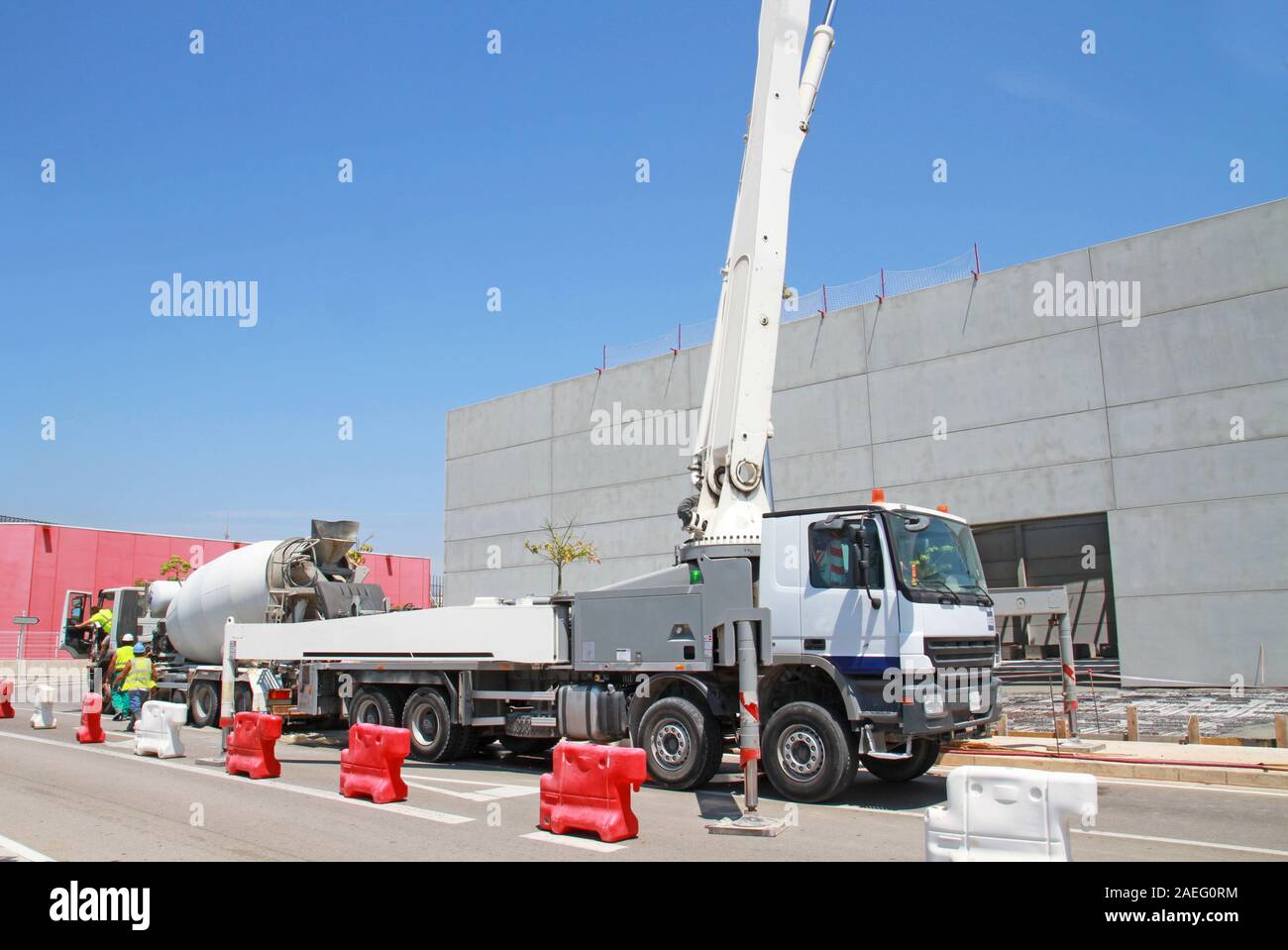Lkw-montierte Betonpumpe auf der Baustelle Stockfoto
