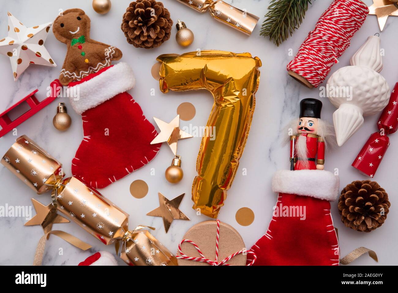 12 Tage von Weihnachten. 7. Tag flaylay Ballon mit festlichen Dekorationen Stockfoto