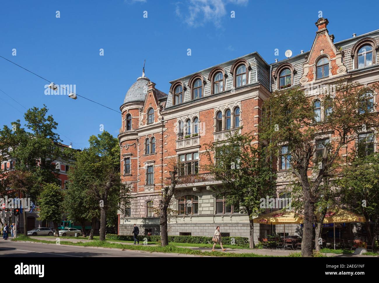 RIGA, LETTLAND - September 01, 2014: Riga Art Nouveau (Jugendstil), aus rotem Backstein Eckhaus mit einem runden Turm und Dom auf Elizabetes-straße (Elizabetes Stockfoto